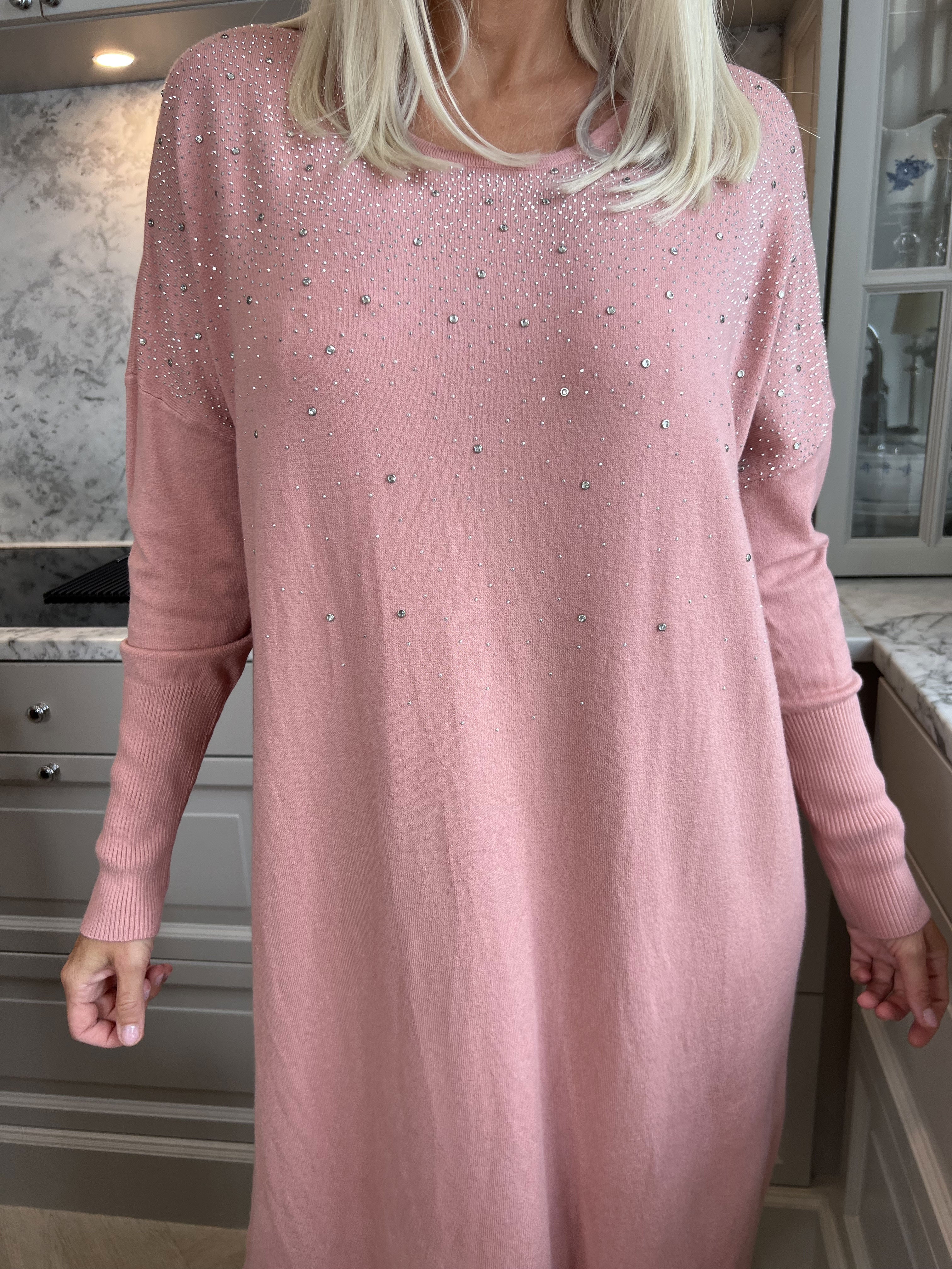 Yasha - Blød strikkjole i strækbart stof pyntet med similisten